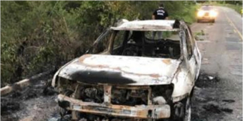 Carro é encontrado carbonizado com um corpo dentro na região de Cajazeiras; Veja