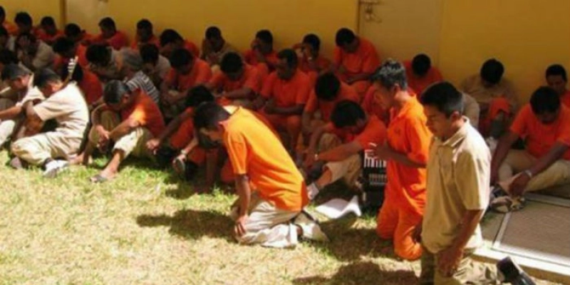  Igreja cresce e batiza centenas de pessoas em meio às perseguições