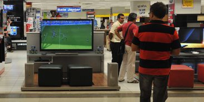 Confiança do consumidor é a maior desde 2014, aponta CNI; Veja