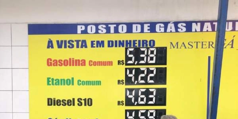 Procon multa 39 postos e uma distribuidora por anteciparem aumento da gasolina e do diesel
