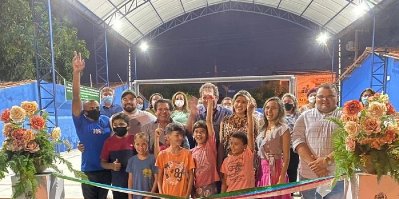Prefeitura de Sousa inaugura quadra poliesportiva e realiza mais uma etapa de entrega de tablets aos estudantes