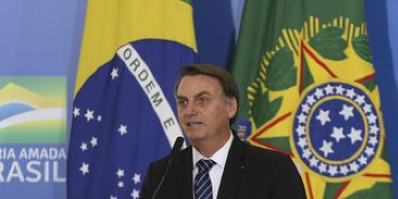 Bolsonaro assina MP que concede 13º pagamento do Bolsa Família