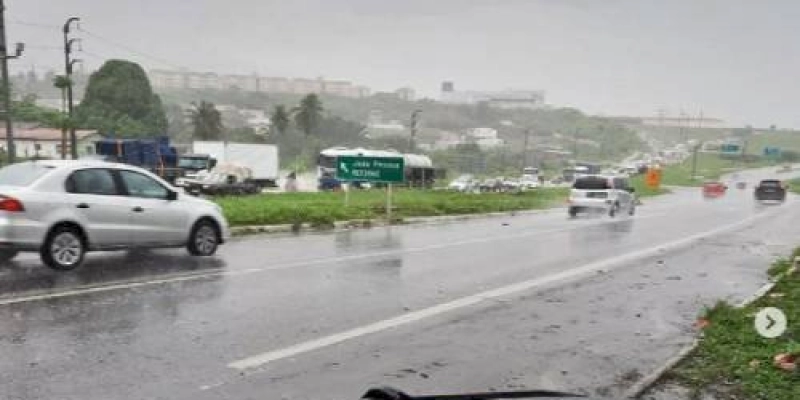 Atenção, motoristas! Em caso de chuvas, redobre os cuidados no trânsito