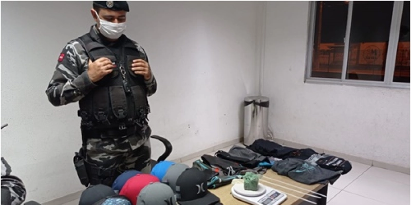 Polícia militar prende acusados e recupera mercadorias roubadas de loja; confira