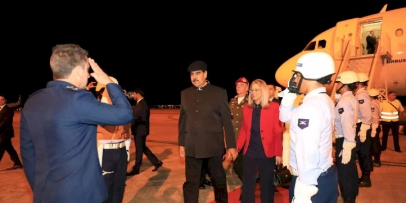 Militares batem continência a Maduro e são criticados