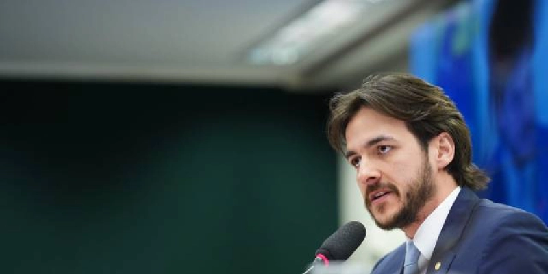 Pedro denuncia Senado por custear doutorado de R$ 200 mil de servidora e lembra “PEC dos Penduricalhos”