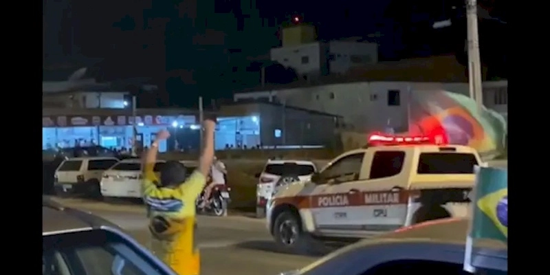PMs são levados à Polícia Federal após exibirem bandeira do Brasil em viatura, em Catolé do Rocha