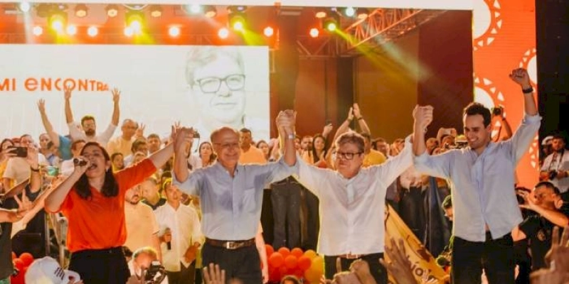 Em guia eleitoral emocionante, Alckmin, candidato a vice-presidente de Lula, e João Azevêdo destacam a competência de Pollyanna