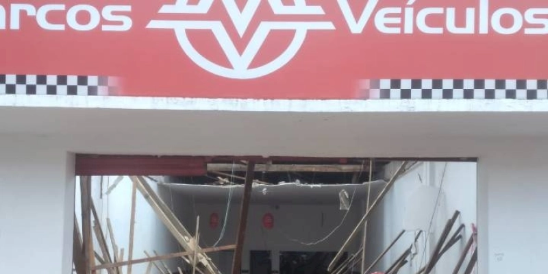 Teto de revendedora de Carros usados desaba em Sousa, deixando ferido nesta segunda-feira; Video 