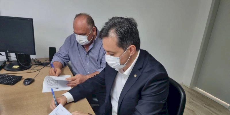 Através de emenda do deputado estadual, Júnior Araújo, prefeito Coloral assina convênio para reformar o Estádio Municipal “O Colorado”, em São José da Lagoa Tapada