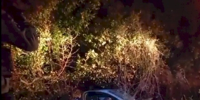 Duas pessoas ficam feridas, após carro sair da pista e capotar na BR-405, em Uiraúna