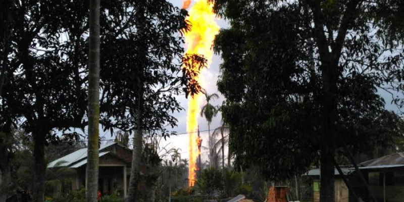 Poço de petróleo pega fogo e deixa mortos e feridos na Indonésia