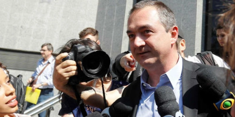 Joesley entrega passaporte à Justiça Federal