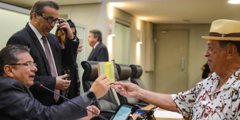 Adriano Galdino apresenta projeto para transformar 2021 no "Ano Cultural Genival Lacerda"