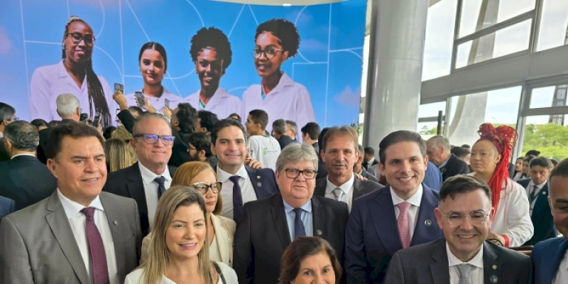 Ao lado de Lula, João Azevêdo participa de anúncio de implantação de novos institutos federais em Mamanguape, Sapé e Queimadas