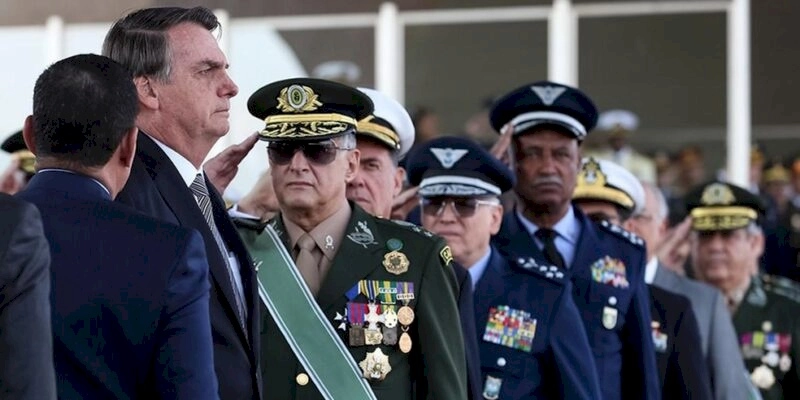 Freire Gomes e outros militares alegam à PF que foram pressionados por Bolsonaro, diz revista Veja