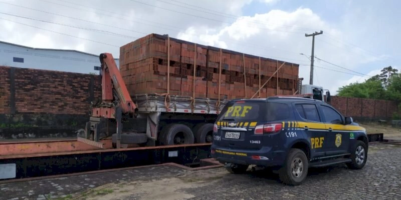 PRF flagra 158 toneladas de excesso de peso em caminhões na BR-230