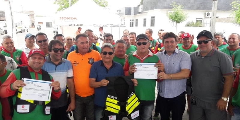 STTRANS entrega coletes de segurança e certificados de qualificação profissional a mototaxistas