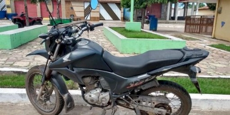 Polícia apreende motocicleta roubada com sinais identificadores adulterados 