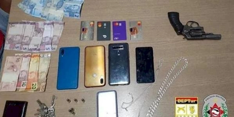 PM prende dupla e apreende menor após sequestro relâmpago