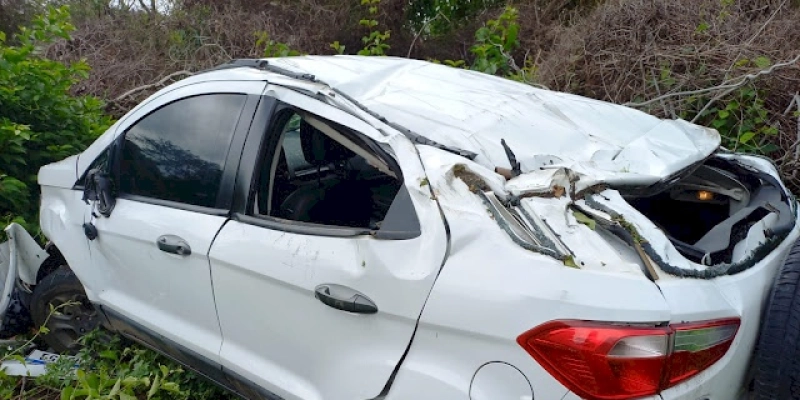 Carro capota e deixa quatro pessoas feridas na BR-230, em Cajazeiras