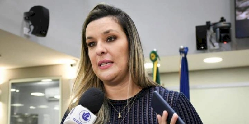 Constrangida, Camila Toscano diz que "não sabia" da Ação do PSDB contra Adriano Galdino