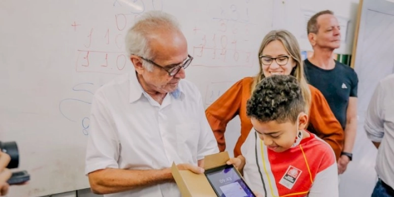 Estudantes do 4º e 5º anos da Rede Municipal em João Pessoa começam a receber Tablets do Prefeito Cícero 