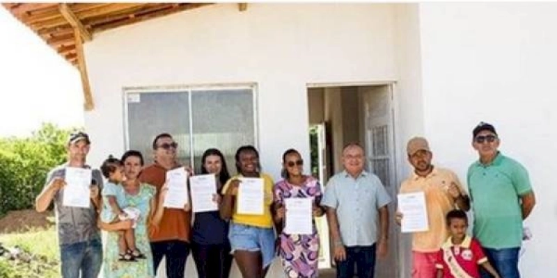 Prefeito Irani Alexandrino entrega mais seis casas populares no município de Coremas