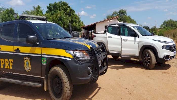 PRF recupera no Sertão da Paraíba carro roubado no Rio Grande do Norte