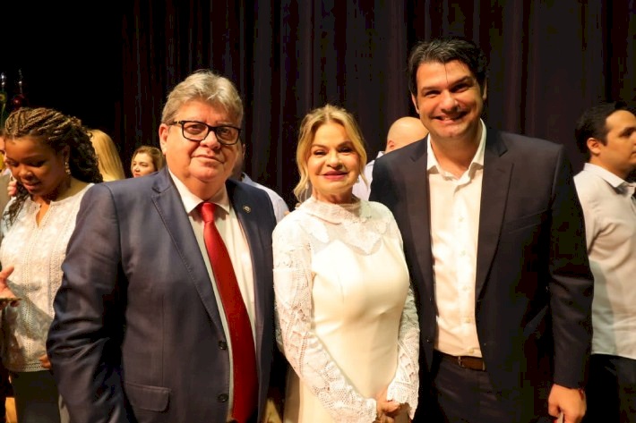 Vice-prefeito Léo Bezerra na cerimônia religiosa com o Governador, João Azevedo 