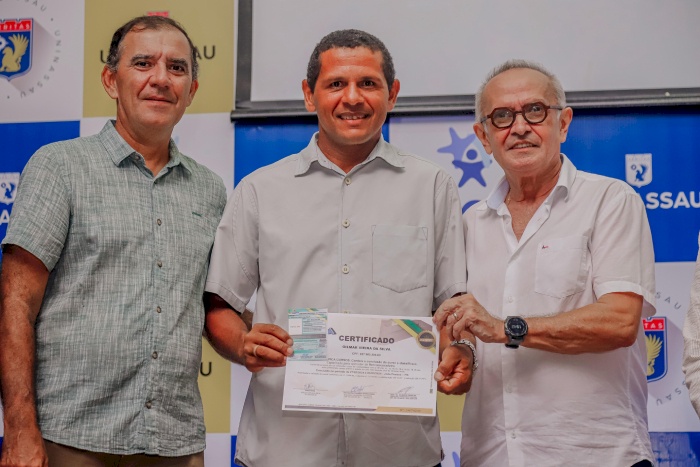 Certificados para 410 concluintes do curso de operador de máquinas pesadas