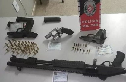 Quatro armas de fogo são apreendidas após mulher efetuar disparos no veículo do marido durante discussão 