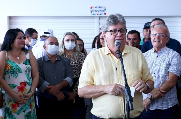 Governador João Azevêdo na cidade de Emas