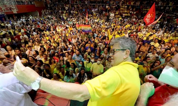 Governador e pré-candidato a reeleição João Azevêdo (PSB ) reuniu lideranças de 12 partidos aliados em plenária