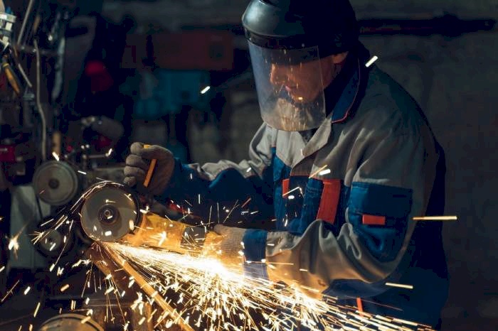 Produção e emprego subiram em agosto na indústria
