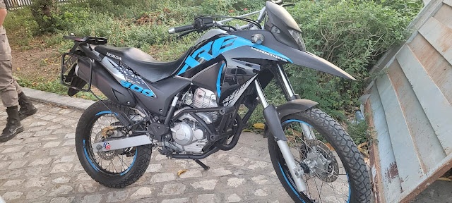 Motocicleta recuperada pela Polícia Militar em Cajazeiras