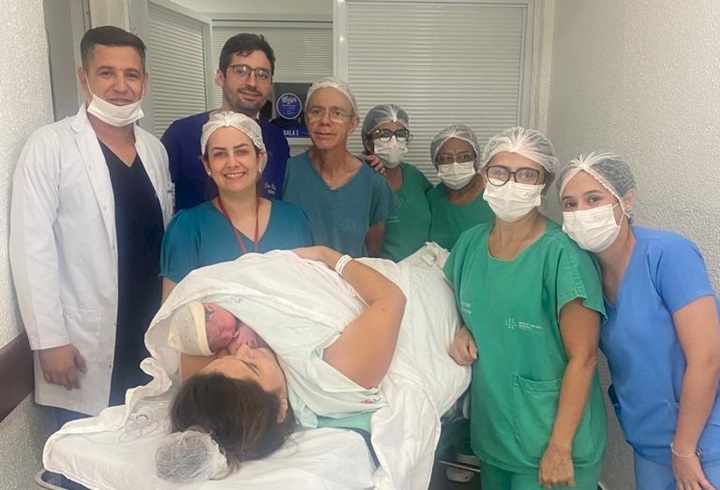 A paciente com a Equipe médico do Materno Infantil em Sousa