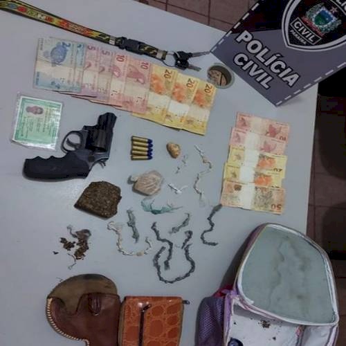 Drogas do tipo crack e maconha, 01 revólver calibre 38 municiado, além de dinheiro fracionado e embalagens