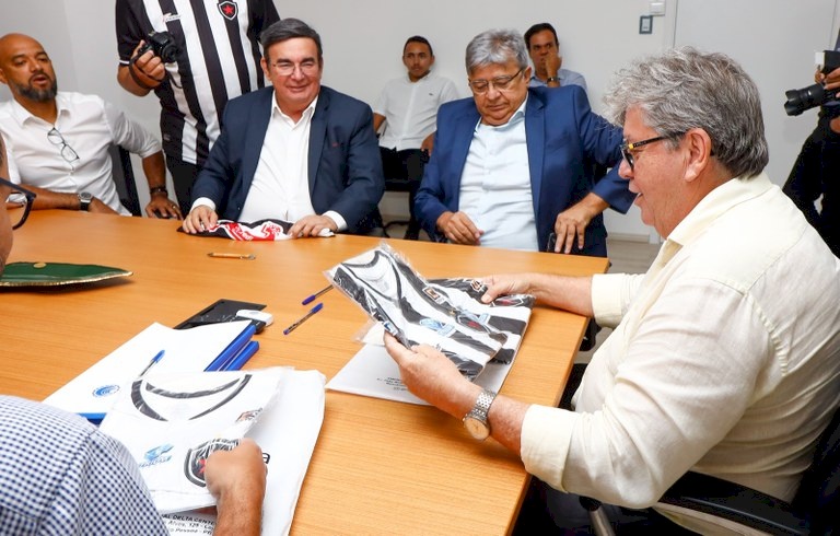 João Azevêdo e presidente da Cagepa assinam contratos de patrocínio com times de futebol da Paraíba