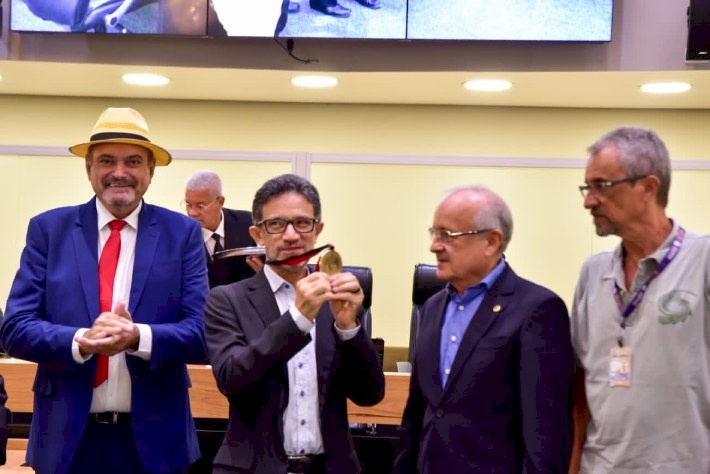 Após a exibição do vídeo, o deputado Jeová Campos chamou Pe. Djacy para receber a medalha Pe. Rolim junto de sua equipe de trabalho