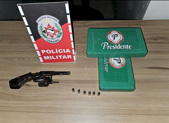 Drogas  e arma apreendidas pela PM, na cidade de Sousa