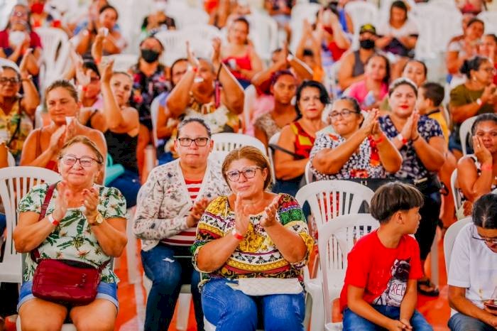 Entrega dos cartões aos beneficiados do programa Pão e Leite, da Prefeitura de João Pessoa