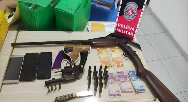 Armas e outros materiais ilícitos apreendidos pela PM em Tavares