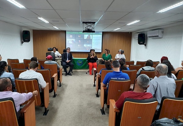 Representantes de associações e movimentos de catadores de materiais recicláveis e pesquisadores da área