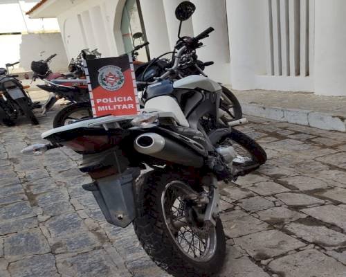 Moto roubada no Centro de Sousa é recuperada pela PM, na Rodovia da Produção