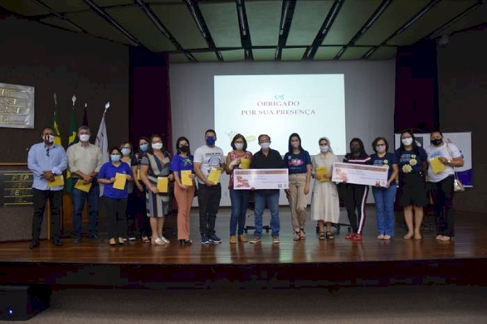 Ação social com distribuição de pães e repasse de recursos financeiros para o Hospital da FAP