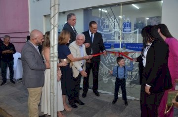 Víúva e filho do homenageado cortam a fita da inauguração