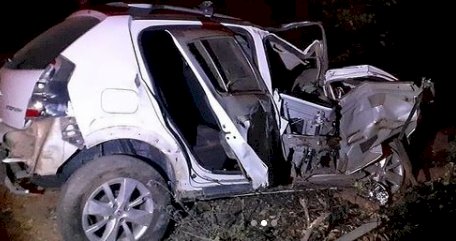 Veículo sai de pista e colide com barranco, vítimas foram socorridas pelo Corpo de Bombeiros e SAMU 