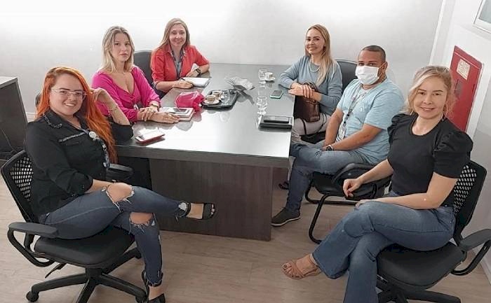 Reunião realizada pela coordenadora do IEL em João Pessoa, Efigênia Policarpo