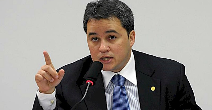 Efraim Filho (União Brasil), é pré-candidato ao Senado, mas ainda não definiu quem deva votar para Presidente